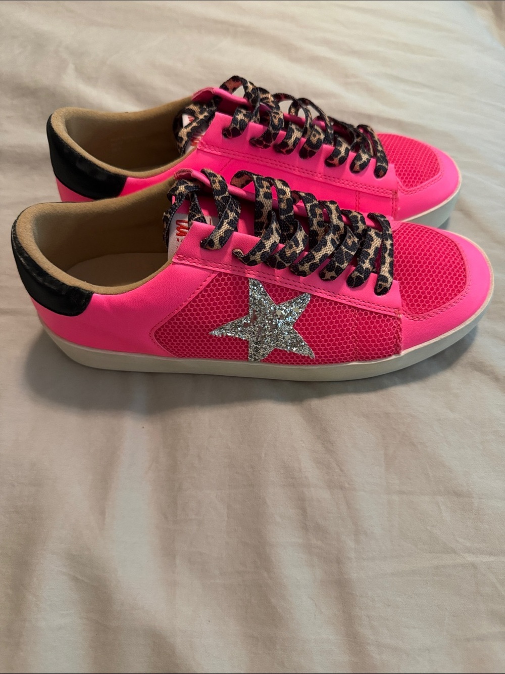 Mi.iM Neon Pink Sneakers with Leopard Laces and Silver Star Size 8 - Picture 2 of 4
